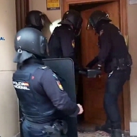 Ocultaban dinero en efectivo, armas de fuego y uniformes de la Guardia Civil