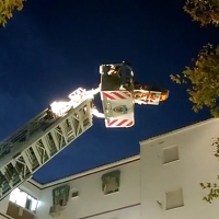 Los Bomberos rescatan a una persona por la ventana en La Paz (Badajoz)