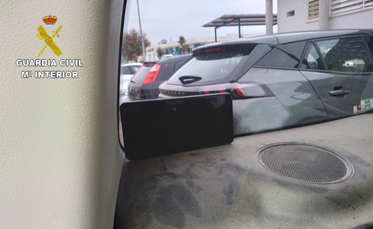 Controlada por su ex marido a través de una cámara de vigilancia