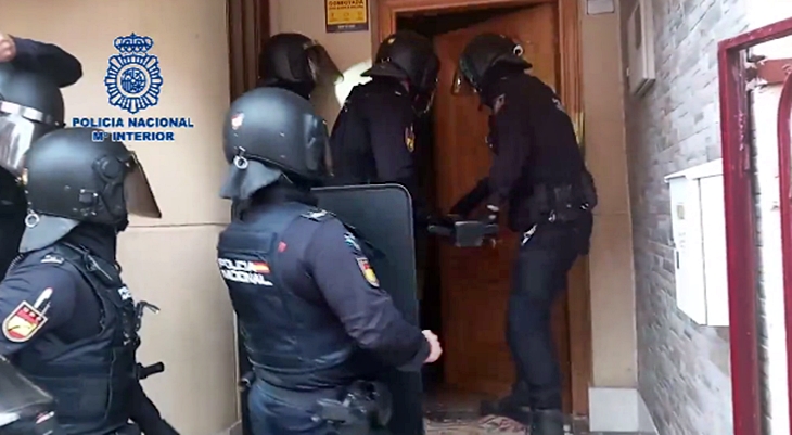 Ocultaban dinero en efectivo, armas de fuego y uniformes de la Guardia Civil
