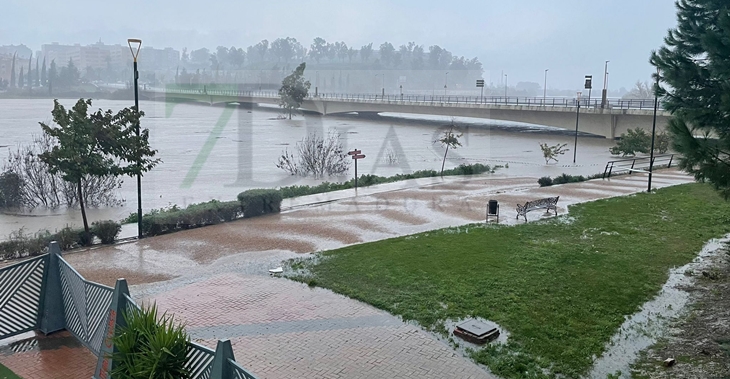 El Guadiana ya amenaza la zona de pubs en Badajoz