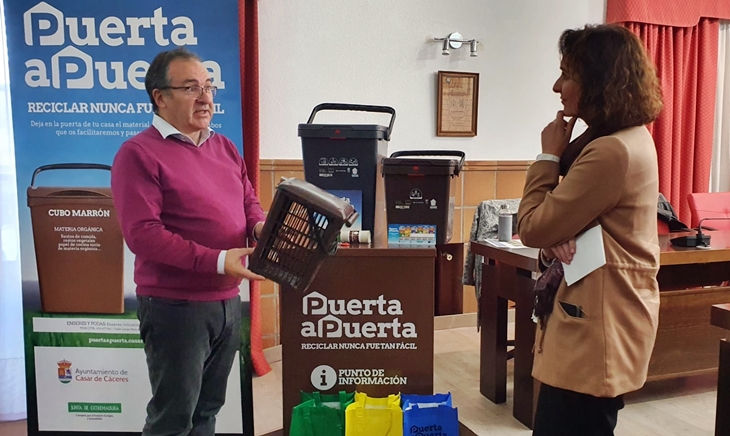 Una localidad extremeña primera en poner en marcha el sistema puerta a puerta