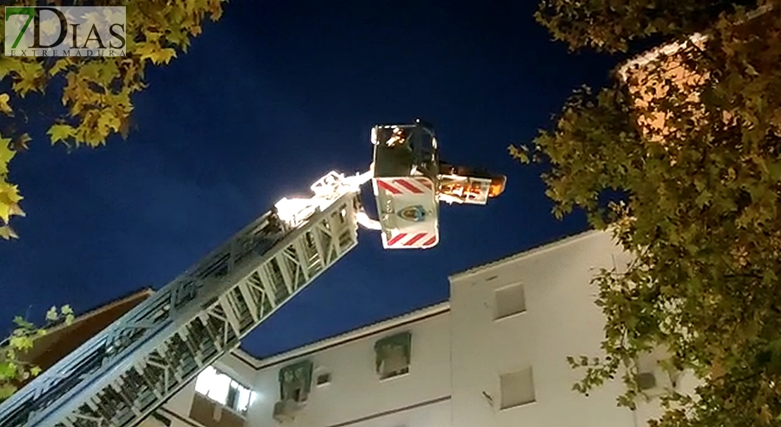 Los Bomberos rescatan a una persona por la ventana en La Paz (Badajoz)