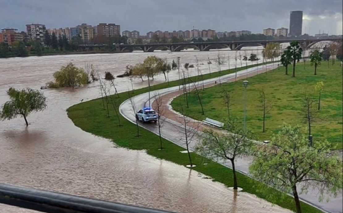 Desalojan viviendas en Badajoz por la crecida del río Guadiana