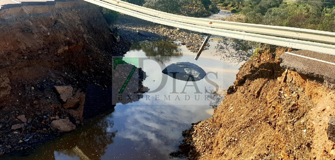 Críticas por el socavón de la carretera Cáceres/Badajoz
