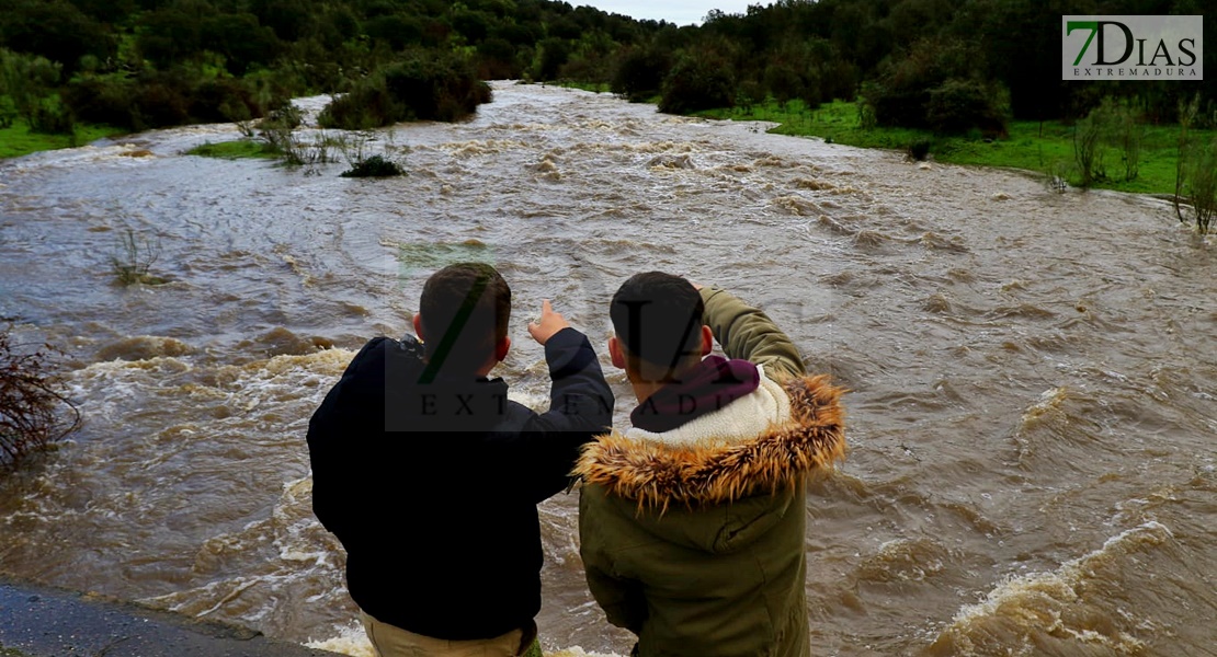 El agua llega a varias casas y está a punto de saltar la EX-110