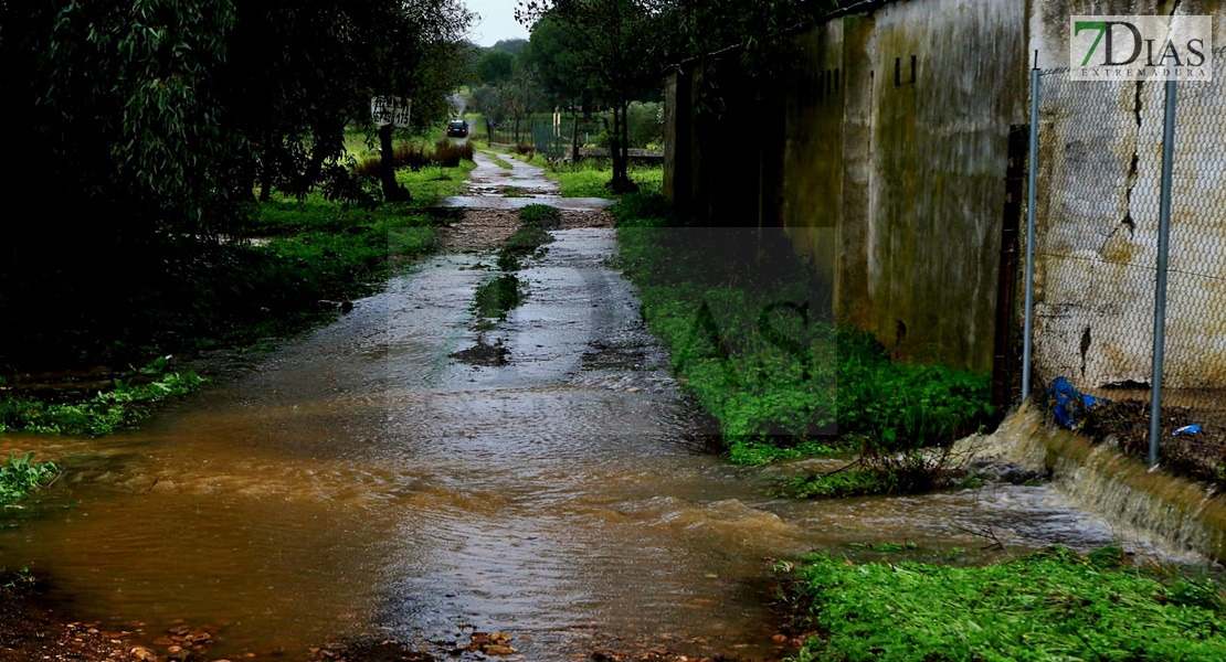 El agua llega a varias casas y está a punto de saltar la EX-110