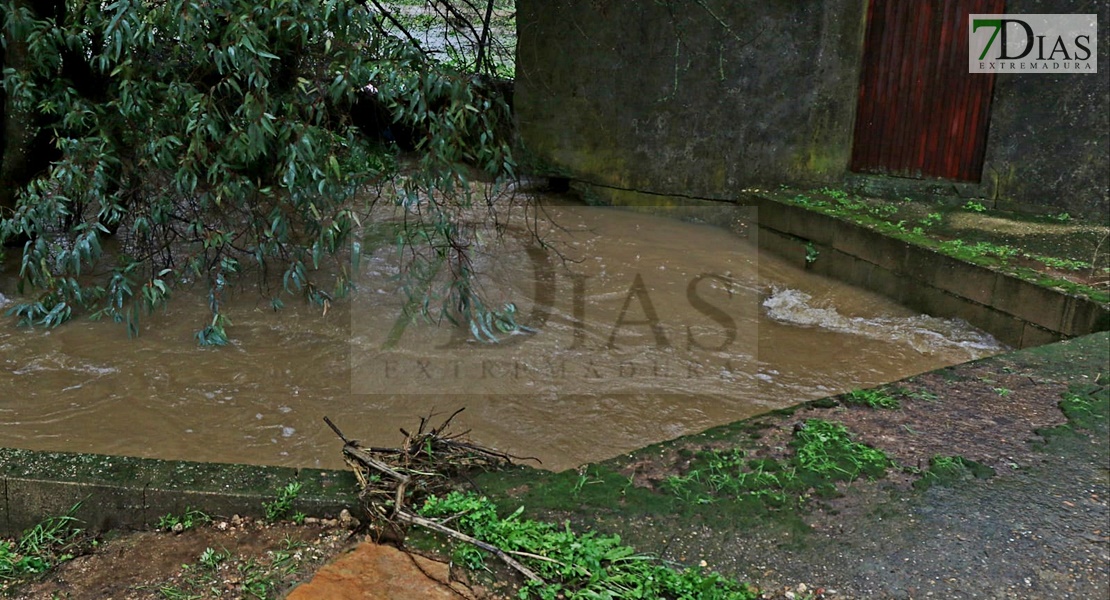 El agua llega a varias casas y está a punto de saltar la EX-110