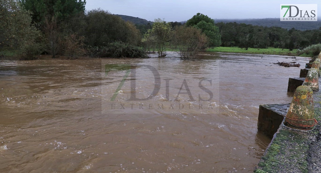 El agua llega a varias casas y está a punto de saltar la EX-110