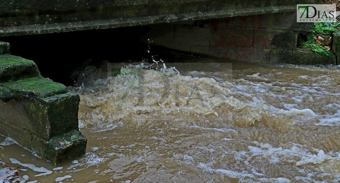 El agua llega a varias casas y está a punto de saltar la EX-110