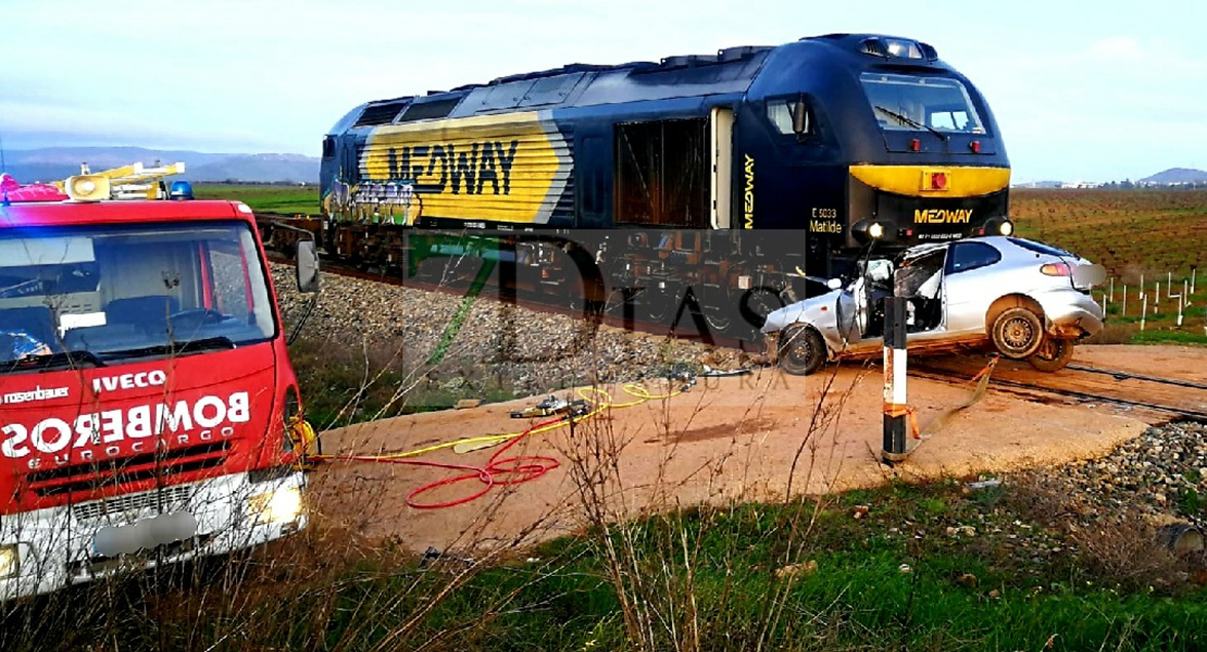Un tren de mercancías arrolla un coche en la provincia de Badajoz