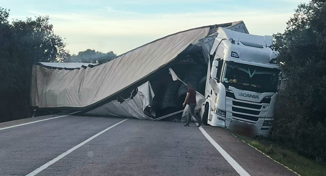 Aparatoso accidente en Extremadura: queda cortada la EX-112