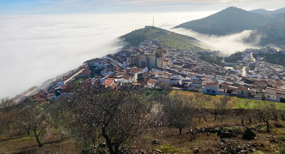 La niebla deja una estampa insólita en Feria (Badajoz)