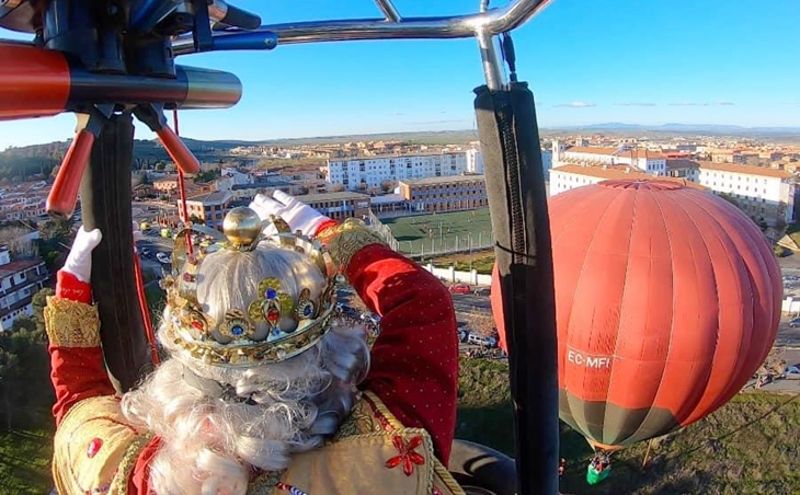 Los Reyes Magos de Oriente sobrevuelan Cáceres en globo un año más