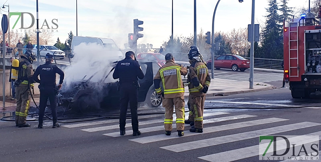 Le sale ardiendo el coche mientras conducía por Pardaleras (Badajoz)