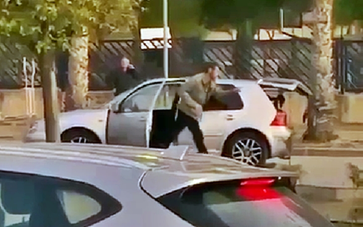 Violentas imágenes donde un hombre mete a una mujer a la fuerza en un maletero