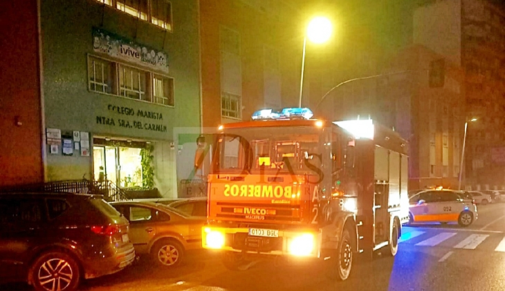 Los bomberos trabajan en un incendio en el Colegio Maristas de Badajoz