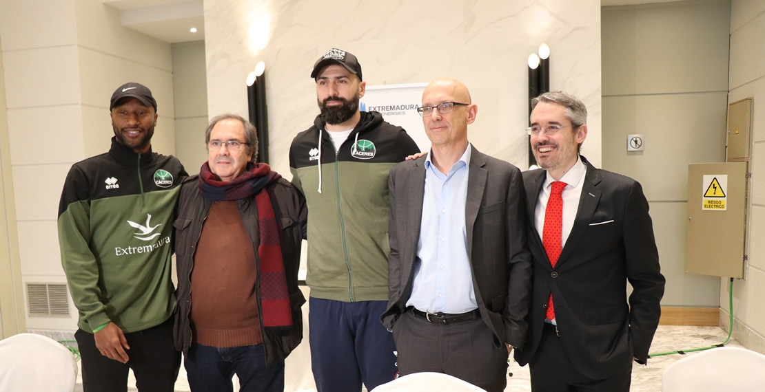 El Cáceres presenta a Kenny y Kostas con la única intención de volver a ganar