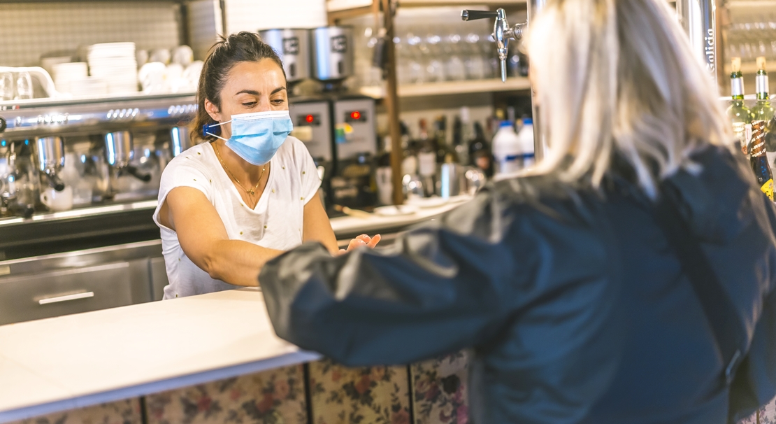 Recomiendan el uso de mascarilla en interiores tras la ola de contagios en China