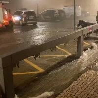 Una avería provoca una balsa de agua frente a la Plaza de San José en Badajoz