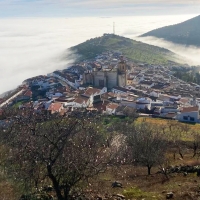 La niebla deja una estampa insólita en Feria (Badajoz)