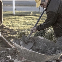 Cáceres cede dos parcelas para que la Junta construya viviendas