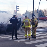 Le sale ardiendo el coche mientras conducía por Pardaleras (Badajoz)
