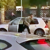 Violentas imágenes donde un hombre mete a una mujer a la fuerza en un maletero