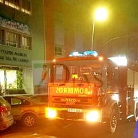 Los bomberos trabajan en un incendio en el Colegio Maristas de Badajoz