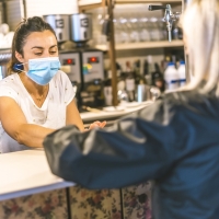 Recomiendan el uso de mascarilla en interiores tras la ola de contagios en China