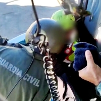 Imágenes del rescate a un senderista accidentado en un monte de la provincia de Cáceres