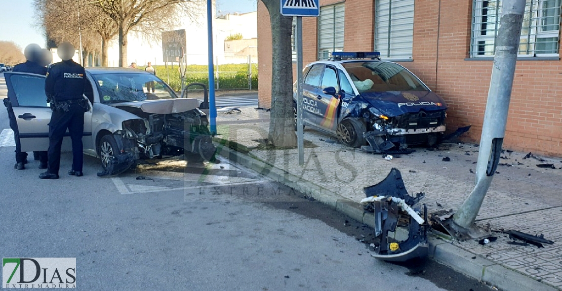 Agentes de Policía Nacional se accidentan mientras iban a un requerimiento en Badajoz