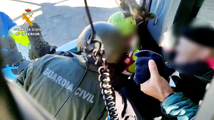 Imágenes del rescate a un senderista accidentado en un monte de la provincia de Cáceres