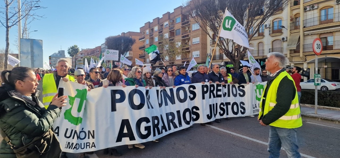 Más de 1000 agricultores y ganaderos extremeños se manifiestan a las puertas de Agroexpo