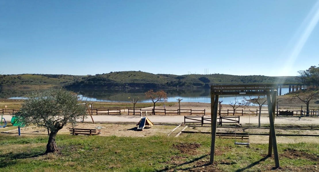 Columpios fotografiables de Diputación para las playas con bandera azul de Badajoz