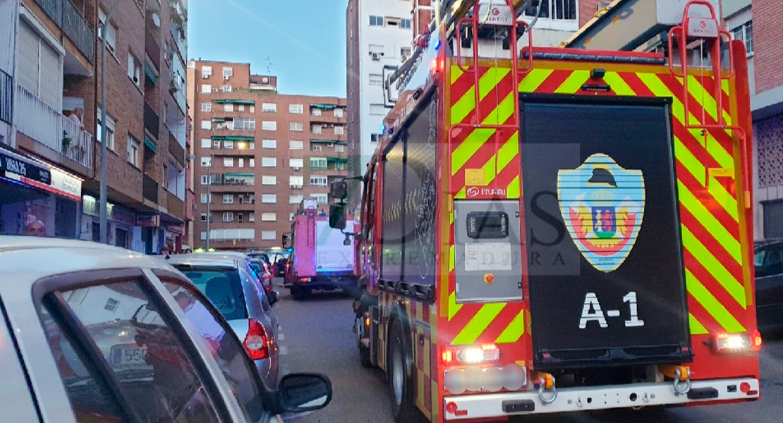 Un incendio en la calle Jesús Rincón Jiménez de Badajoz alerta a los vecinos