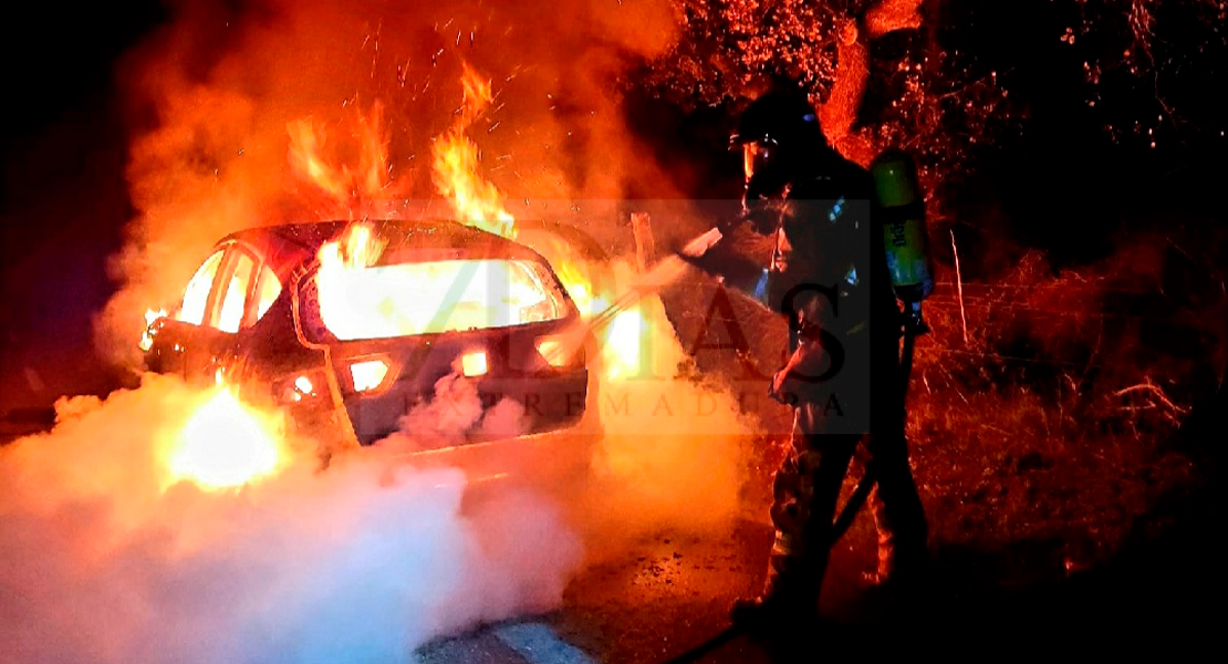Arde un vehículo en plena calle en la urbanización Tres Arroyos de Badajoz