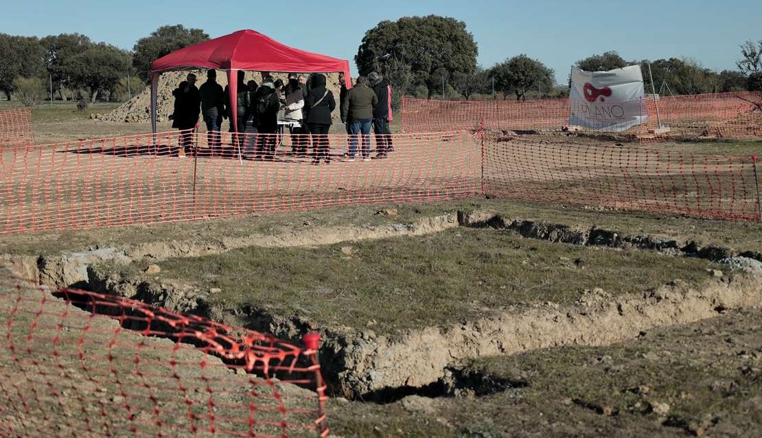 Primera piedra de lo que será un albergue para animales en Cáceres