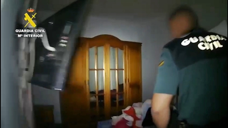 Detenido tras esperar a su víctima dentro de un armario