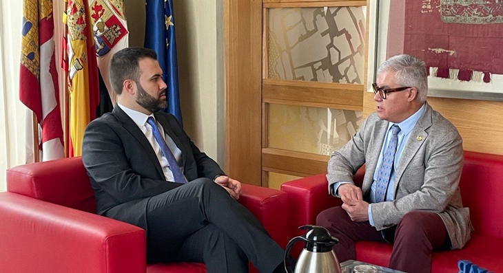 El alcalde de Cáceres destaca la necesidad de una colaboración fluida con la UEX