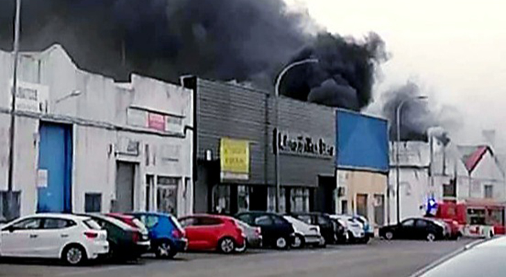 Arde al completo el interior de una nave en Navalmoral de la Mata