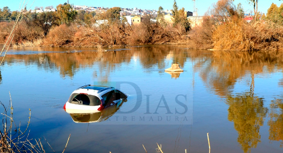 Aparece un coche en el río Guadiana en Badajoz