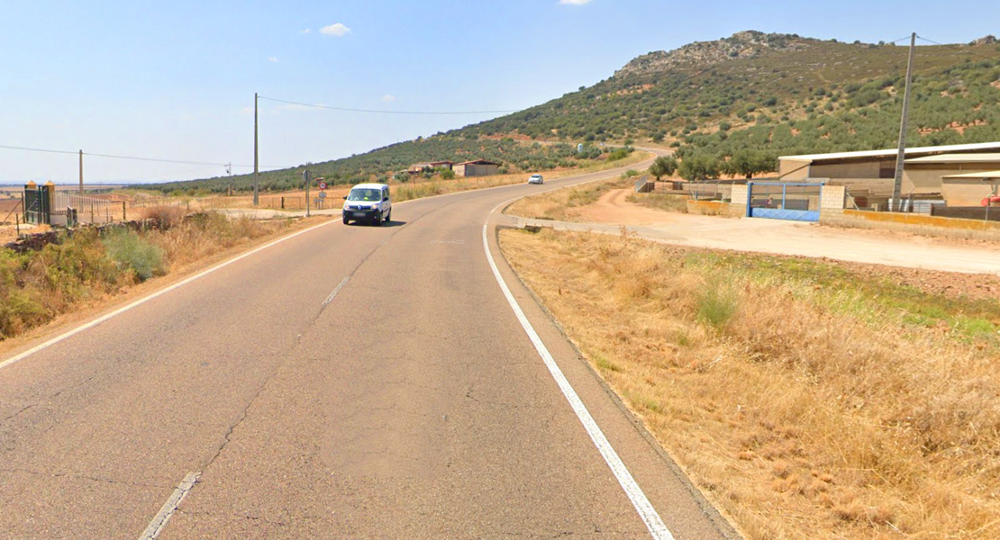 En estado crítico tras estrellarse con una moto en la EX-104