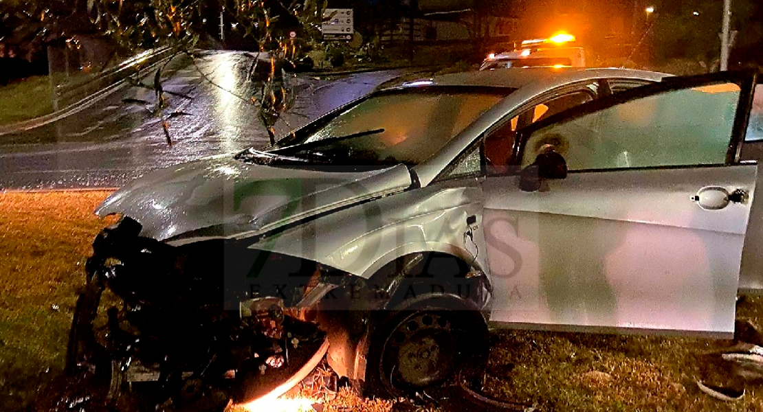 Aparece un coche empotrado y sin ocupantes en una rotonda de Badajoz