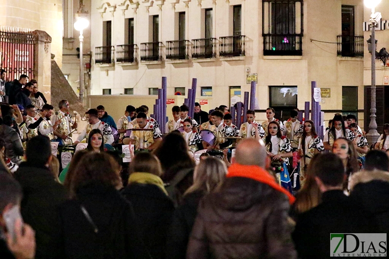 El ambiente de Carnaval continua de plaza en plaza en Badajoz