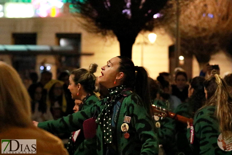 El ambiente de Carnaval continua de plaza en plaza en Badajoz