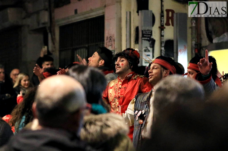 El ambiente de Carnaval continua de plaza en plaza en Badajoz