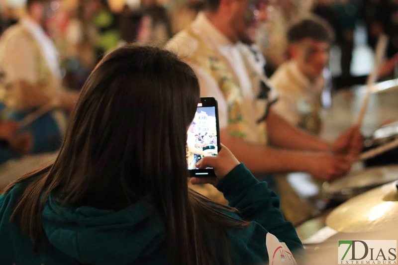 El ambiente de Carnaval continua de plaza en plaza en Badajoz