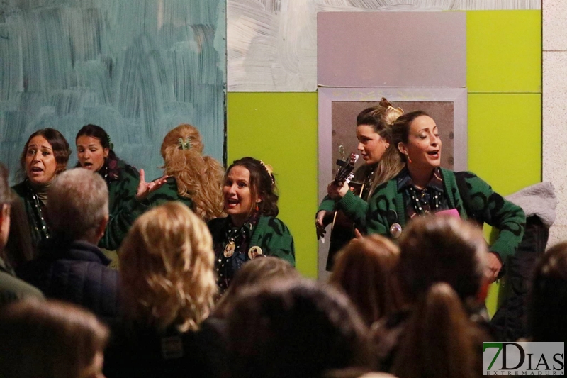 El ambiente de Carnaval continua de plaza en plaza en Badajoz