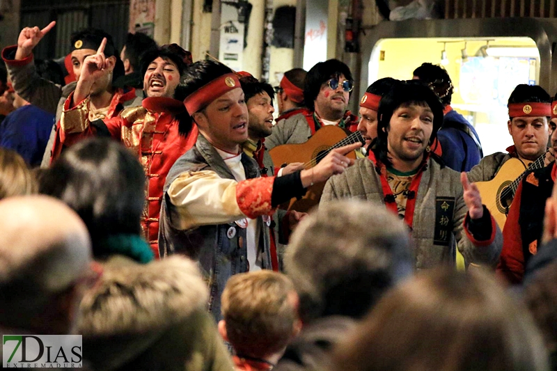 El ambiente de Carnaval continua de plaza en plaza en Badajoz